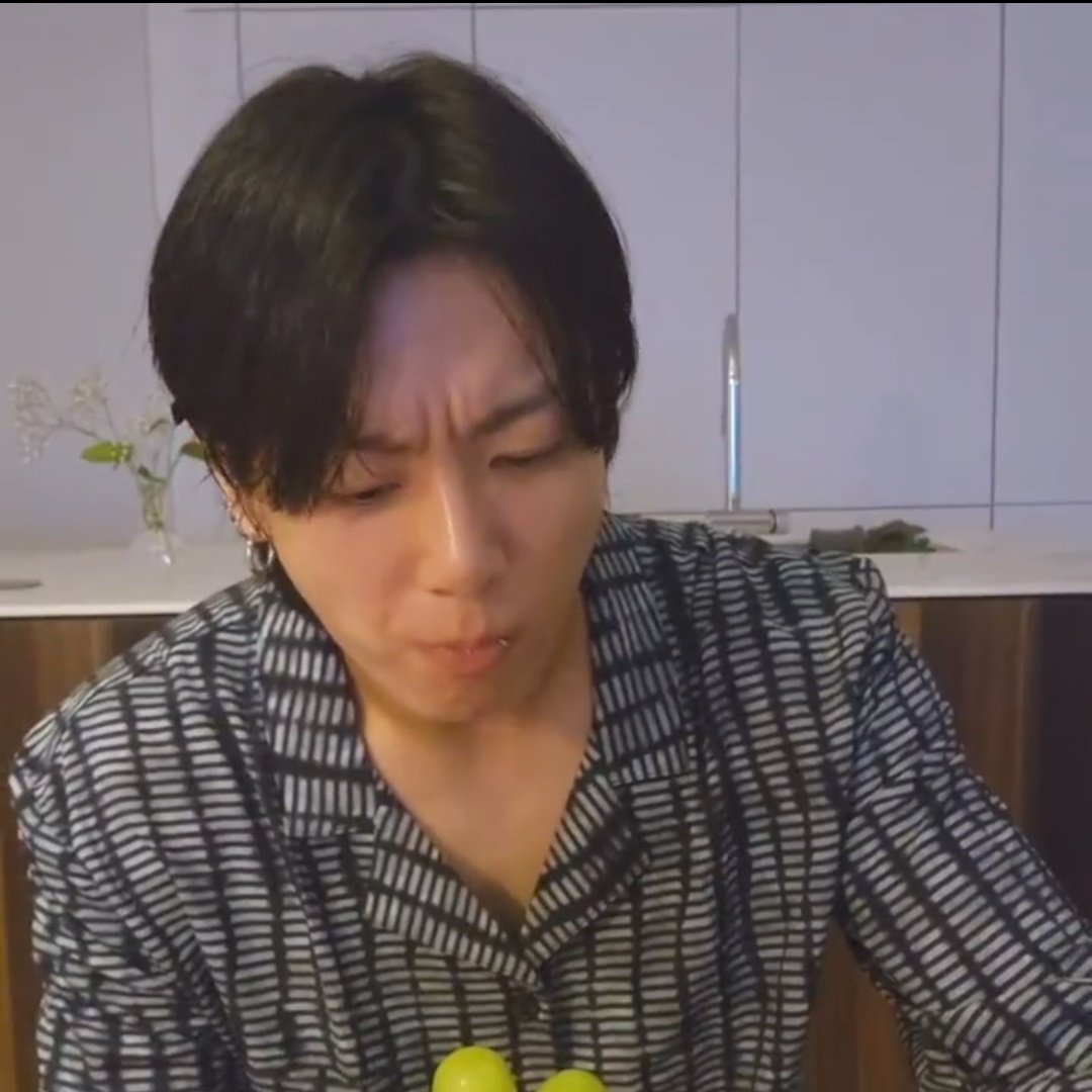 taebokkiii's tweet photo. You know the food is good when they go 😠 https://t.co/CZYqiRIxtG