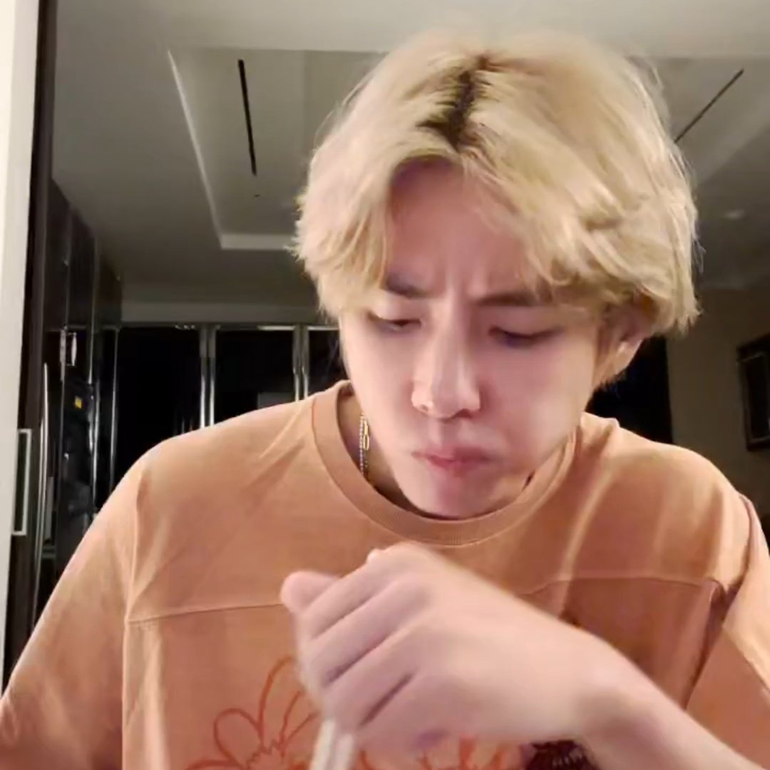 taebokkiii's tweet photo. You know the food is good when they go 😠 https://t.co/CZYqiRIxtG
