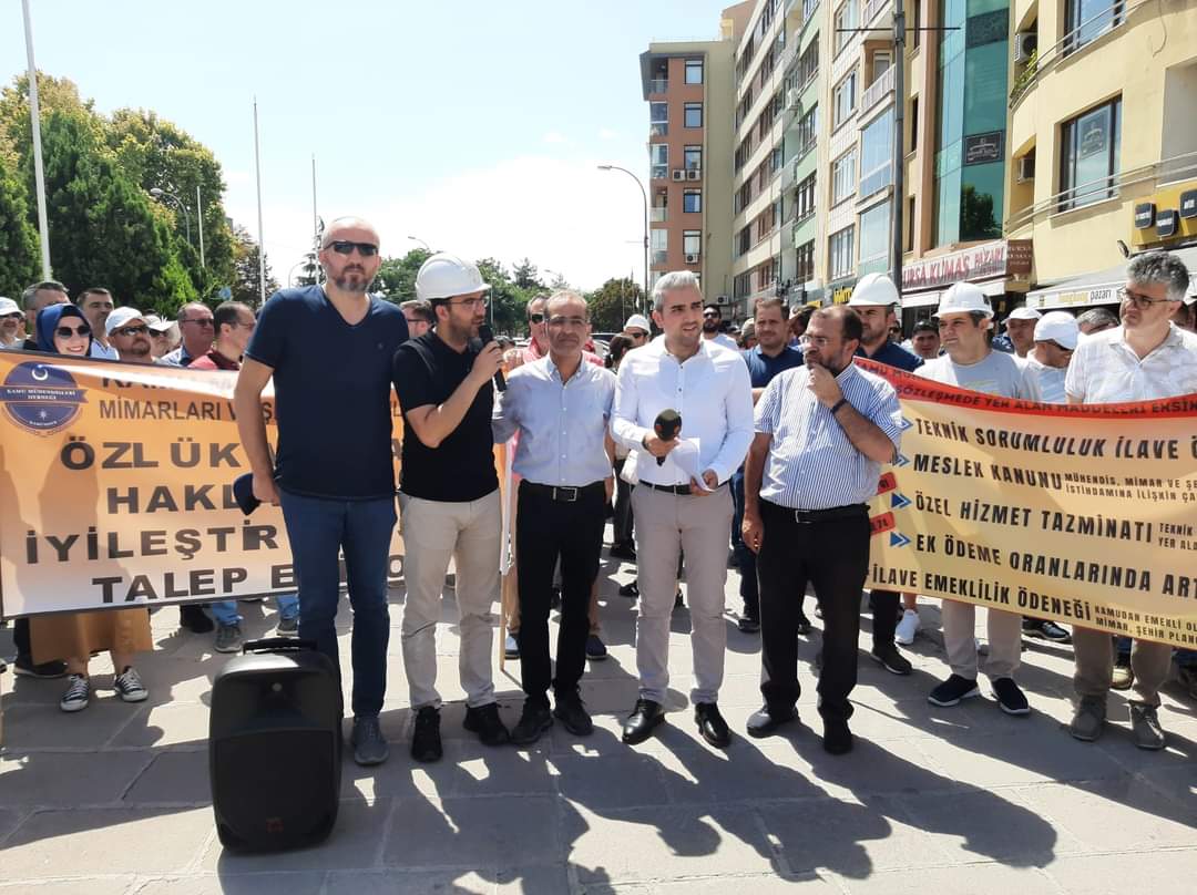 Kamuda çalışan mühendis, mimar ve şehir plancıları bugün Konya’da bir araya geldi. 

Kamu mühendisleri, Anıt Meydanı'nda gerçekleştirilen basın açıklamasında ücret iyileştirilmesi ve sosyal haklarına yönelik taleplerini ilettiler. 

Basın açıklamasına, İnşaat Mühendisleri Odası