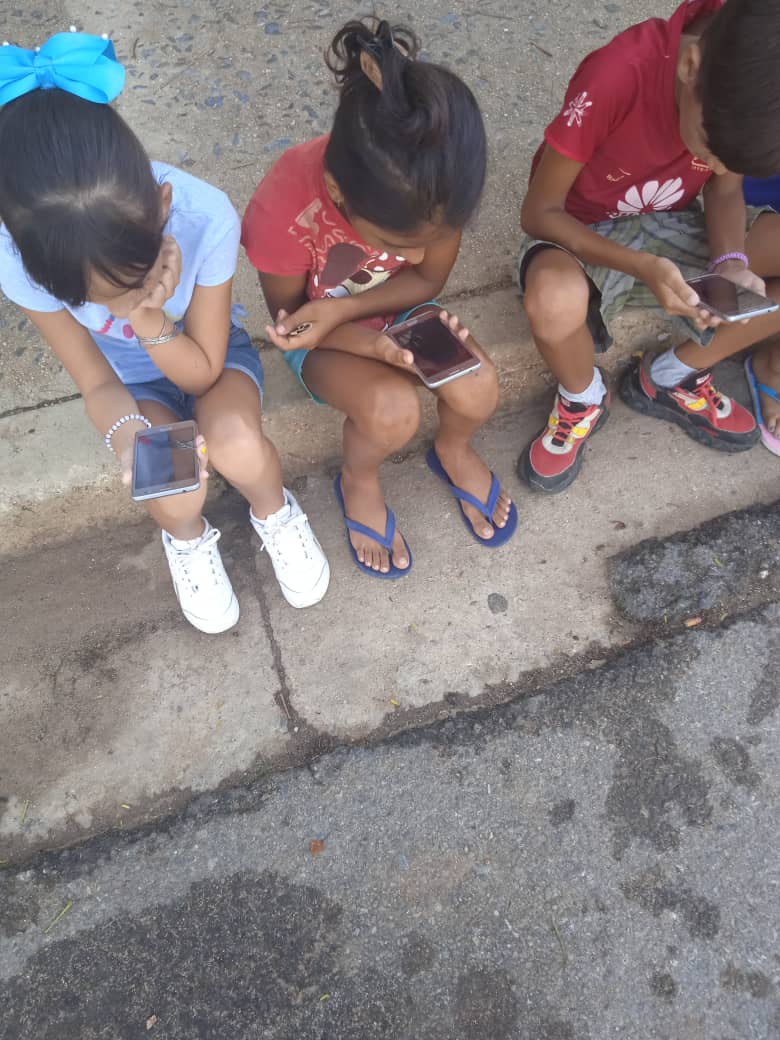 PdroJCPri's tweet photo. En la comunidad La Coloma instructores de @jovenclubPinar llevan a los niños vida y obra del cmdte #FidelPorSiempre a través de #ECURED. @YamileRamosCord @JosCarlosCruzS3 @BlancoRdguez https://t.co/CToL5t80jm
