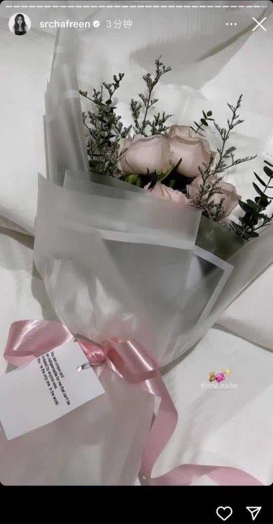 LezPrincess2's tweet photo. Is this from Seng? Hahaha Halatang walang pangpaysung di pa nakabili tulip... 😂😂😂 Ready na talaga si Freen to go on public with her BF.... https://t.co/wnbFJBJRH3