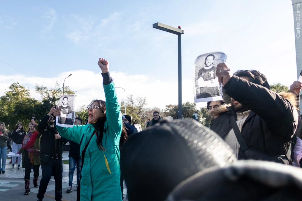 SecMigranteUTEP's tweet photo. ❌¡Escrachan a @horaciorlarreta ! 

Asesinos, Larreta y Burzaco son responsables del asesinato de Facundo Molares. 

Facundo no se descompensó, a Facundo lo asesinó la policía de Larreta 🔥 https://t.co/DFQTC8Xqj1