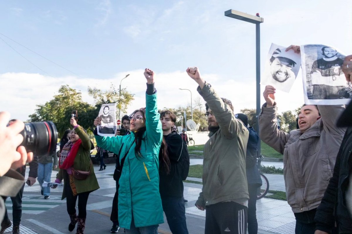 SecMigranteUTEP's tweet photo. ❌¡Escrachan a @horaciorlarreta ! 

Asesinos, Larreta y Burzaco son responsables del asesinato de Facundo Molares. 

Facundo no se descompensó, a Facundo lo asesinó la policía de Larreta 🔥 https://t.co/DFQTC8Xqj1