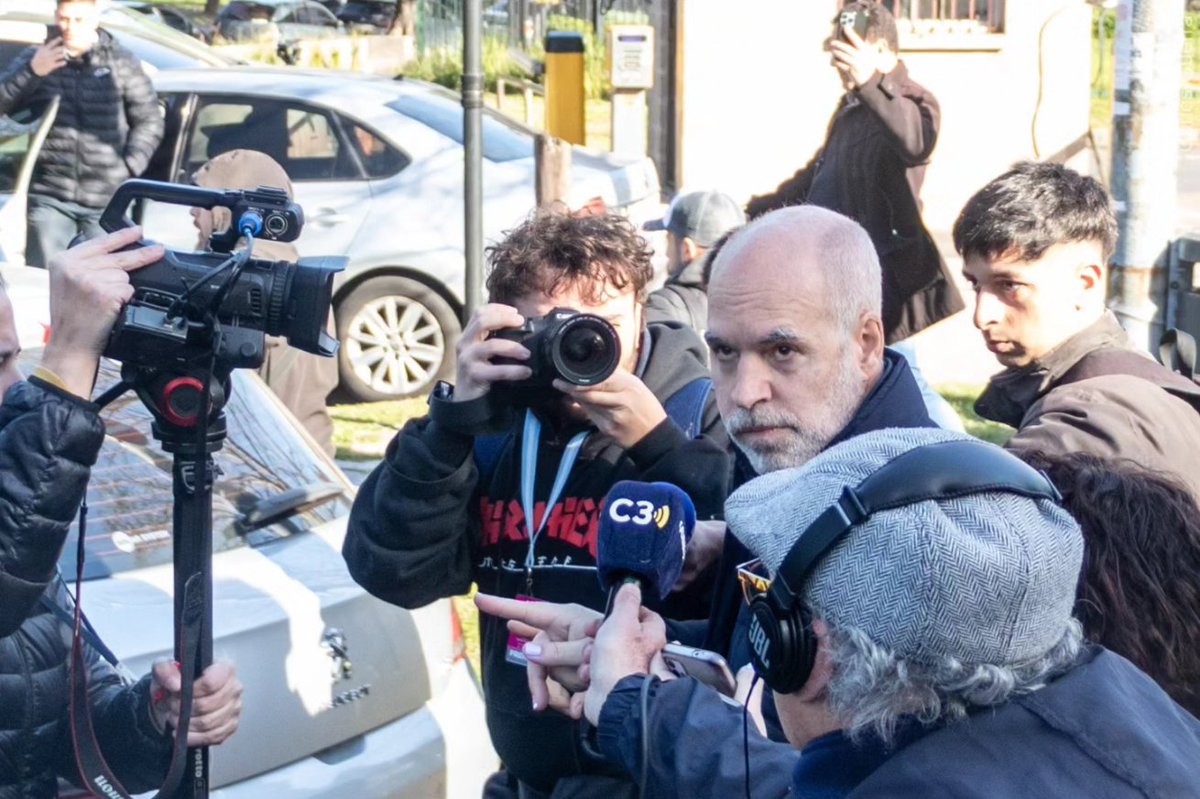 SecMigranteUTEP's tweet photo. ❌¡Escrachan a @horaciorlarreta ! 

Asesinos, Larreta y Burzaco son responsables del asesinato de Facundo Molares. 

Facundo no se descompensó, a Facundo lo asesinó la policía de Larreta 🔥 https://t.co/DFQTC8Xqj1