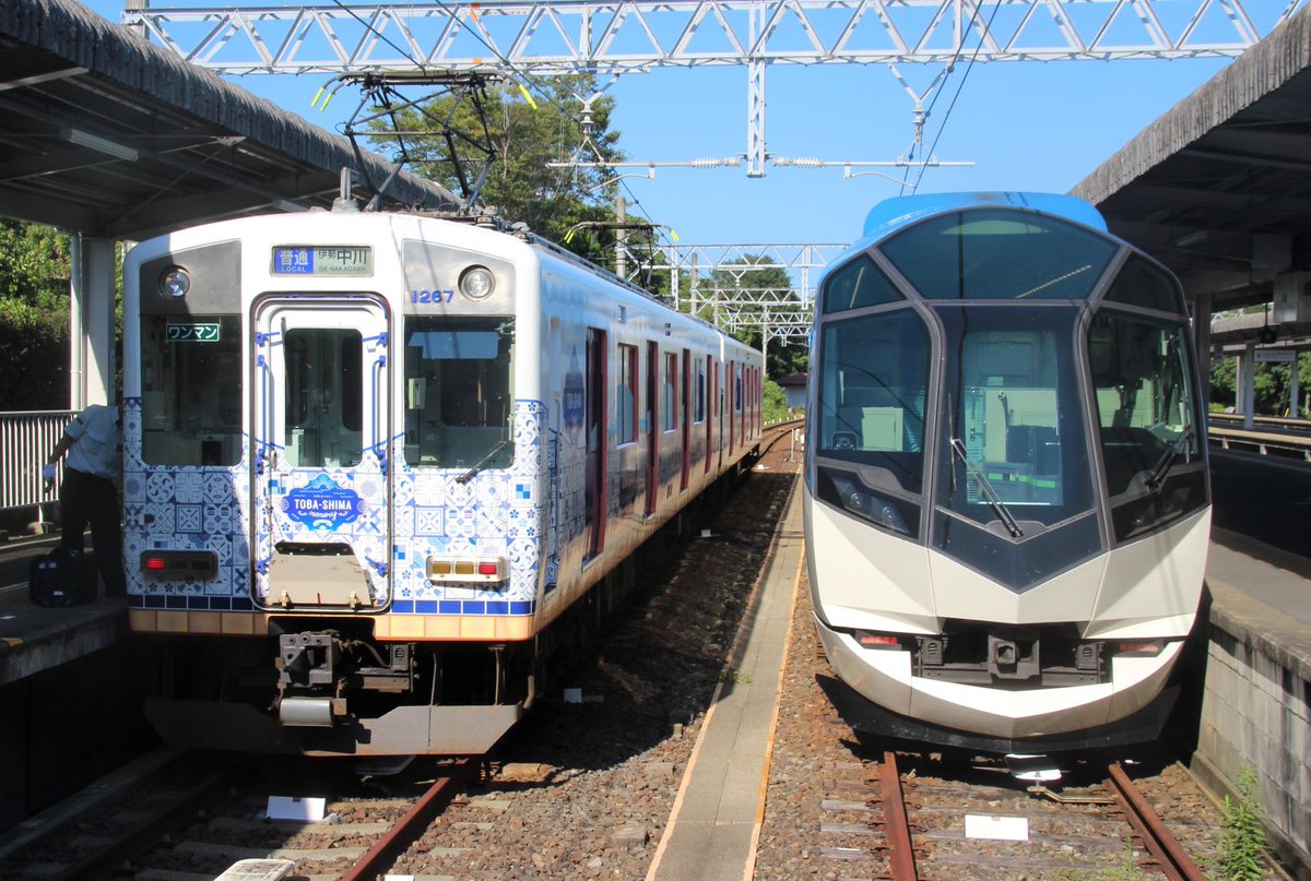 YLc5820's tweet photo. おはようございます🙂賢島へ行った12日(土)は復路に「しまかぜ」を利用しましたが先発の伊勢中川行き普通に「とばしまメモリー なみの章」が充当されたため並びが実現しました😃☀️🚆
#近鉄 #近鉄電車 #近鉄特急 #しまかぜ #とばしまメモリー #なみの章 #賢島 #並び #近鉄1259系 #VC67 https://t.co/9ceZmbFpcg