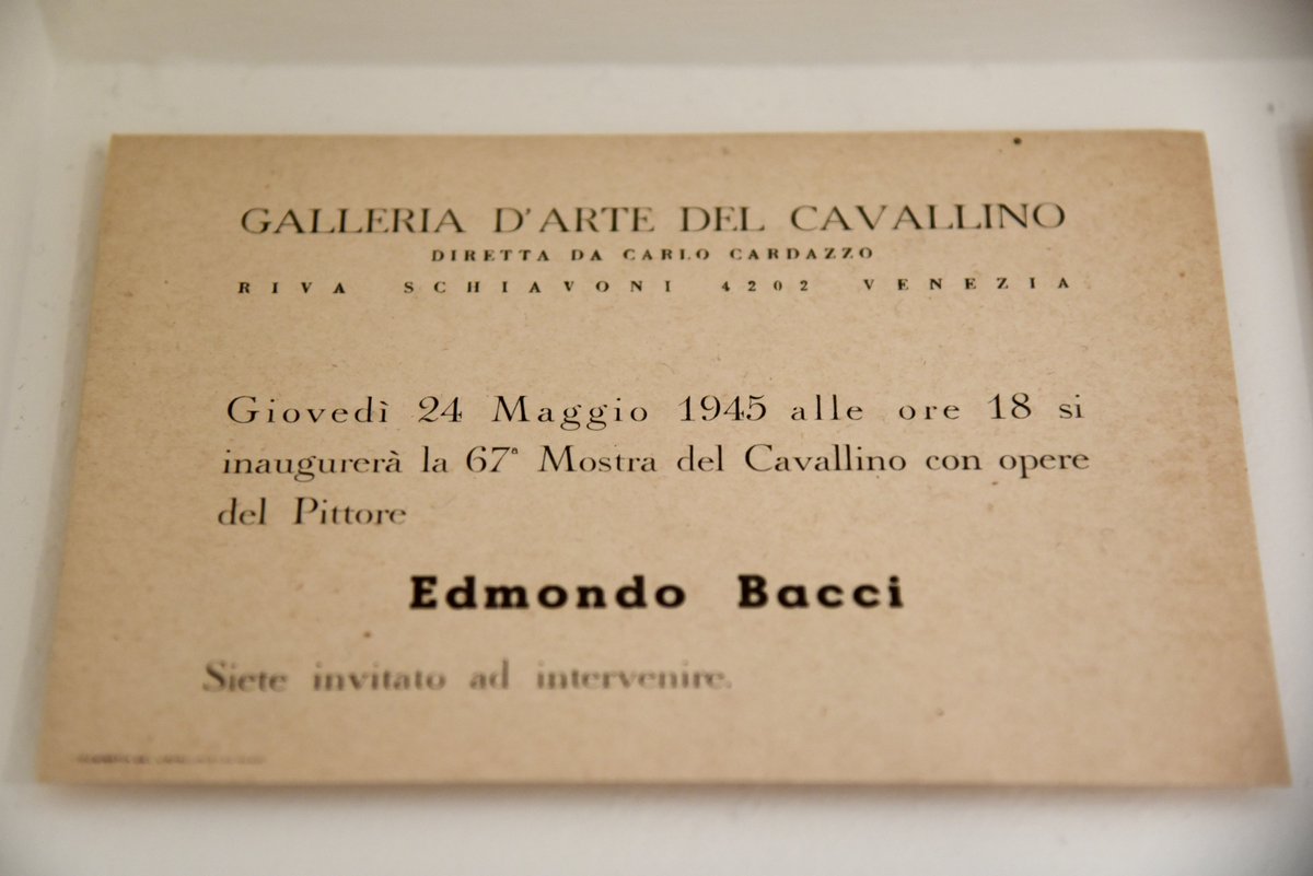 GuggenheimPGC's tweet photo. #BacciRoomTour – Capsula del tempo ⏳

All'interno della teca è custodita una selezione di inviti, brochure e cataloghi di mostre personali e collettive a cui ha preso parte #EdmondoBacci. Preziosi documenti che testimoniano la sua ascesa nel panorama artistico. https://t.co/5VOQurWU7Y