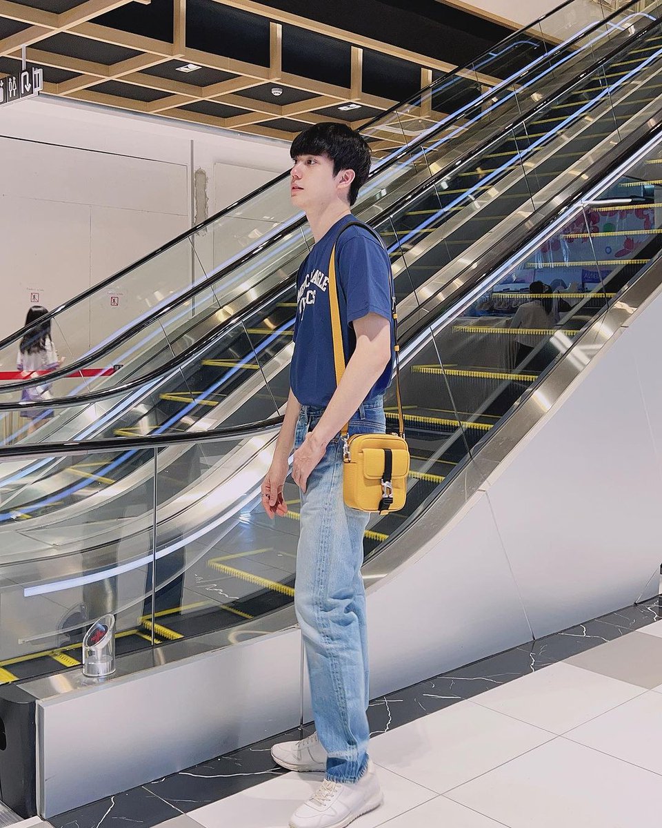 TEeInMyHeart1's tweet photo. IG: tee_jaruji 

🥰 เราชอบตัวเองตอนเผลอ แล้วเธอชอบเราตอนไหน 😎

#TEeThanapon
#ตี๋ธนพล 
#AmericanEagleth  #Pacificagroup #CoachNY  #aexme https://t.co/4tg992n0RG
