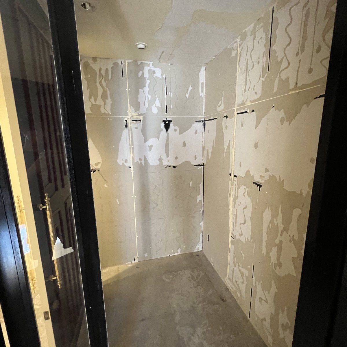 素人DIY、石膏ボード貼るのまき。斜め床は巾木でなんとかしよう

ファイバーテープは悪手ですか？とりあえずやっときたくなる