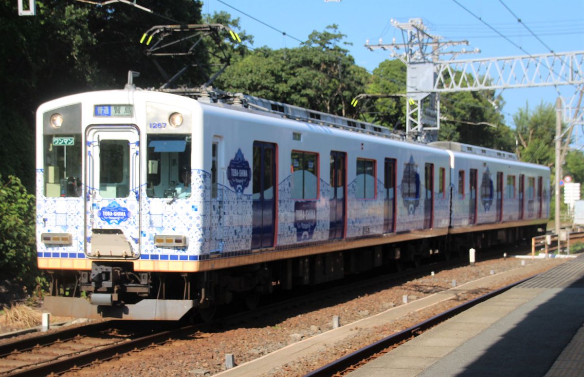 YLc5820's tweet photo. おはようございます🙂賢島へ行った12日(土)は復路に「しまかぜ」を利用しましたが先発の伊勢中川行き普通に「とばしまメモリー なみの章」が充当されたため並びが実現しました😃☀️🚆
#近鉄 #近鉄電車 #近鉄特急 #しまかぜ #とばしまメモリー #なみの章 #賢島 #並び #近鉄1259系 #VC67 https://t.co/9ceZmbFpcg