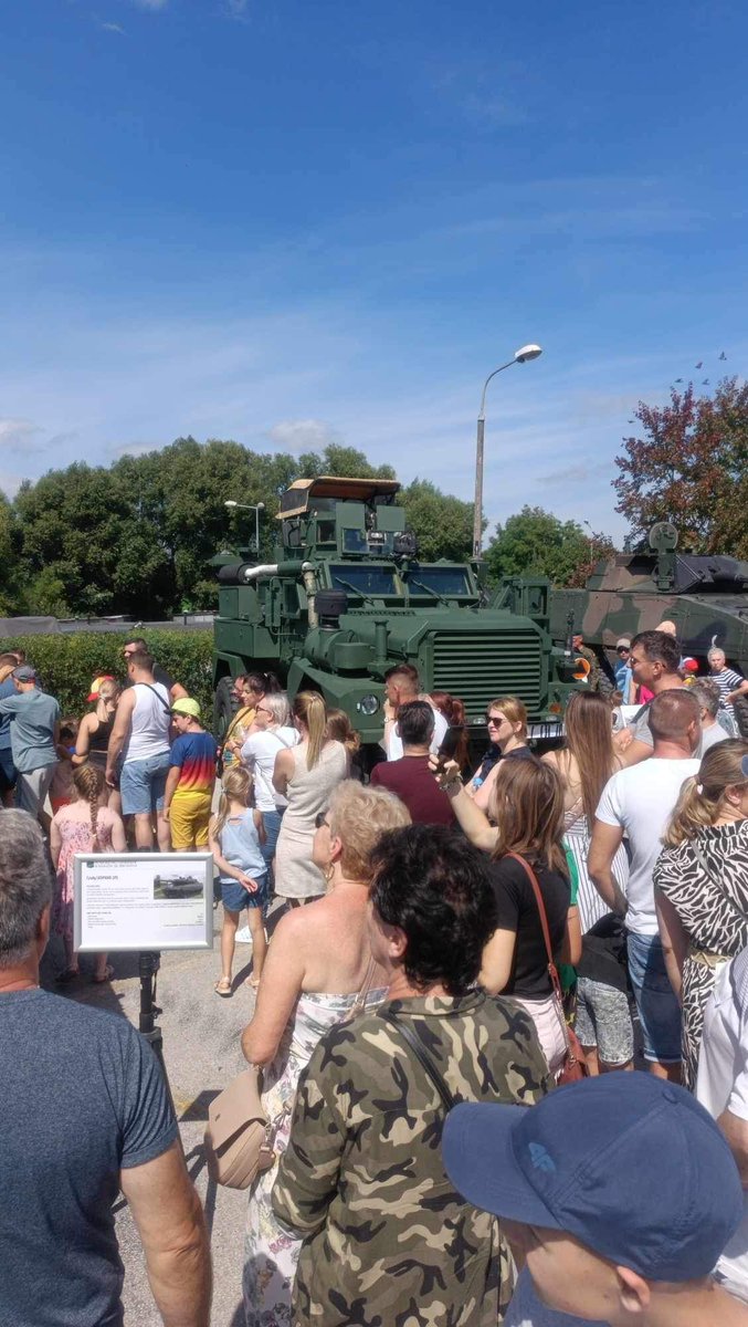 1BLogBydgoszcz's tweet photo. Tak jest w #Barcin. Pogoda dopisała, zainteresowanie również 😳👏Jeszcze do 18.00 możecie zajrzeć do nas na piknik wojskowy, w ramach obchodów #ŚwiętoWojskaPolskiego #SilnaBiałoCzerwona 🇵🇱 https://t.co/POsYW8oiBw