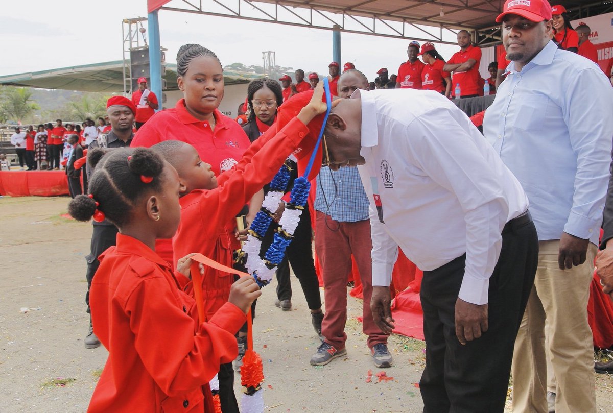freemanmbowetz's tweet photo. Vijana nguvu ya mabadiliko iko mikononi mwenu. Tanzania bora itatokana na uwajibikaji wenu kwenye kutetea maslahi ya kizazi hiki na vizazi vijavyo, changamoto mnazokumbana nazo kwa miaka nenda rudi inatatulika pale mtakapoamua imetosha.

Kwa kiasi kikubwa, vijana wamekosa ajira rasmi na wale ambao wameweza kuanzisha biashara na shughuli zingine za kujitafutia riziki wamekumbana na rungu la serikali. 

Serikali ambayo imeshindwa kuwawekea mazingira bora ya kujipatia kipato imejikita kuhakikisha inapata asilimia ya kila kinachoingia mfukoni kwako kupitia msururu wa kodi na tozo. Nia yetu kama chama kikuu cha upinzani nchini ni kuendelea kuwasemea vijana na makundi yote ya kijamii ambayo yanakandamizwa na wale ambao walipaswa kuwa wakombozi wao. 

Ninafarijika na nguvu uthubutu wa Baraza la Vijana CHADEMA katika kuleta mabadiliko chanya. 

Nawashukuru sana kwa mwaliko wa kuwa mgeni Siku ya Kimataifa ya Vijana iliyofanyika kitaifa, Agosti 12- Mwanza.