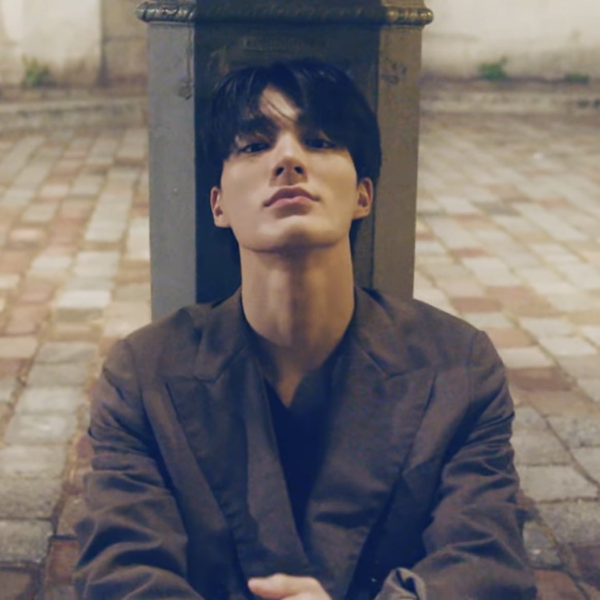 ดูโครงหน้าเขาดิ สันกราม สันดั้ง กรอบหน้า คมกริ้บ เอามือไปโดนคือเลือดออก 😭 หล่อออออออออ