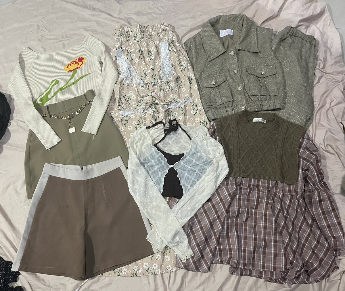 nonkoy09's tweet photo. 🧺 ส่งต่อเสื้อผ้า cintage vgh H&amp;M  งานไอจี กระโปรงยีนส์ เซตน่ารักๆ 
 🛒 ค่าส่ง 45฿ ไม่เกิน 5 ตัว
🐳รี+ฟอล ลด 5฿

#เสื้อผ้ามือสองสภาพดี #ส่งต่อเสื้อผ้ามือสอง #เสื้อผ้า #ส่งต่อ #เสื้อผ้ามือสอง #เสื้อผ้ามือสองราคาถูก #โล๊ะตู้ #cintageshop #ส่งต่อเสื้อผ้า  #vghbkk #vghbkkมือสอง https://t.co/L7XV17IGfI