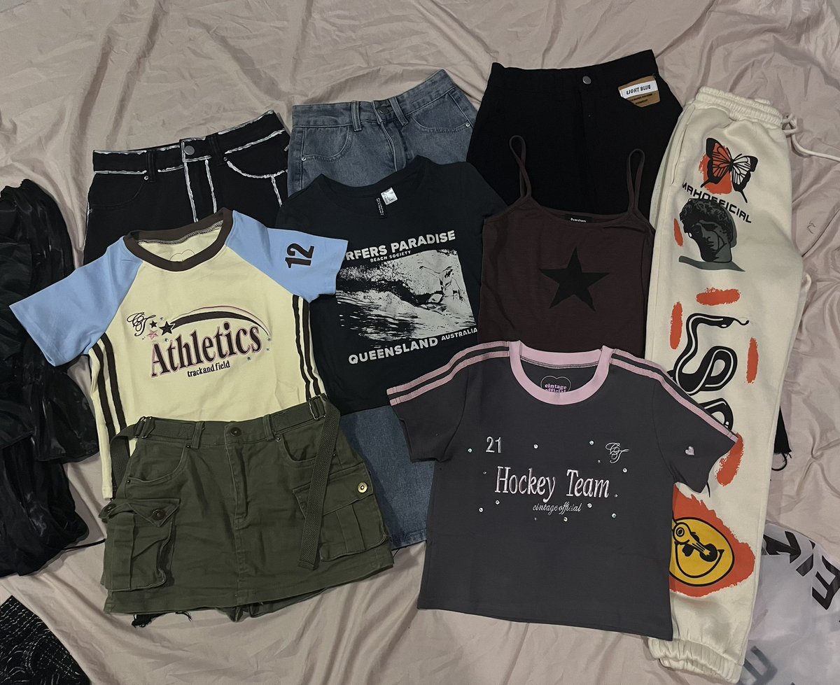 nonkoy09's tweet photo. 🧺 ส่งต่อเสื้อผ้า cintage vgh H&amp;M  งานไอจี กระโปรงยีนส์ เซตน่ารักๆ 
 🛒 ค่าส่ง 45฿ ไม่เกิน 5 ตัว
🐳รี+ฟอล ลด 5฿

#เสื้อผ้ามือสองสภาพดี #ส่งต่อเสื้อผ้ามือสอง #เสื้อผ้า #ส่งต่อ #เสื้อผ้ามือสอง #เสื้อผ้ามือสองราคาถูก #โล๊ะตู้ #cintageshop #ส่งต่อเสื้อผ้า  #vghbkk #vghbkkมือสอง https://t.co/L7XV17IGfI