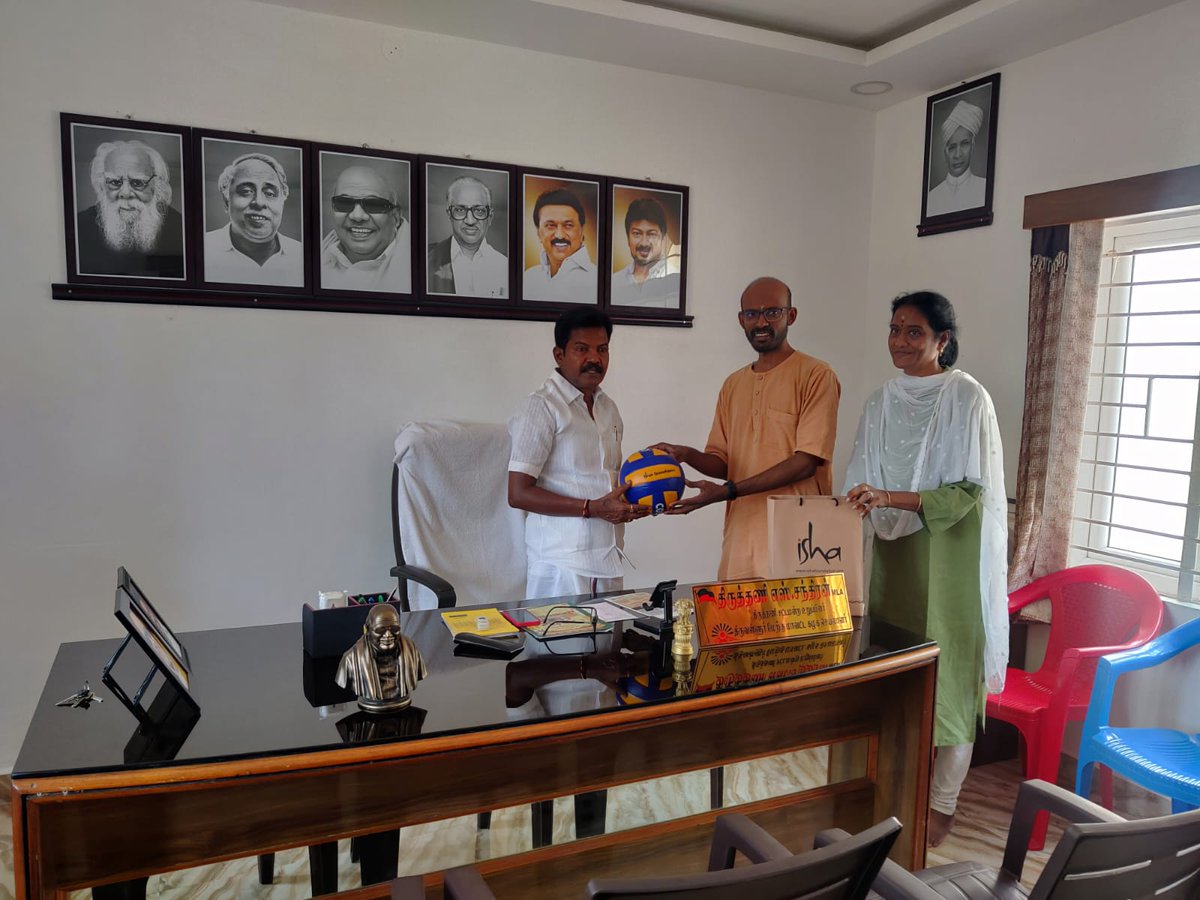 IshaTamil's tweet photo. ஈஷா கிராமோத்சவம் கொண்டாட்டத்தின் பகுதியாக,  திருத்தணி தொகுதி சட்டமன்ற உறுப்பினர் திரு. சந்திரன் அவர்கள் @ChandranDMK_  கைப்பந்து போட்டியை தொடங்கி  வைத்ததில் மட்டற்ற மகிழ்ச்சி அடைகிறோம்.  கிராமப்புற  மேம்பாட்டிற்காக எடுக்கப்படும் இத்தகு முயற்சிகளுக்கு முக்கியத்துவம் அளிப்பதான இந்த ஆதரவை பெருமிதமாய் ஏற்றுக்கொள்கிறோம்
#IshaGramotsavam