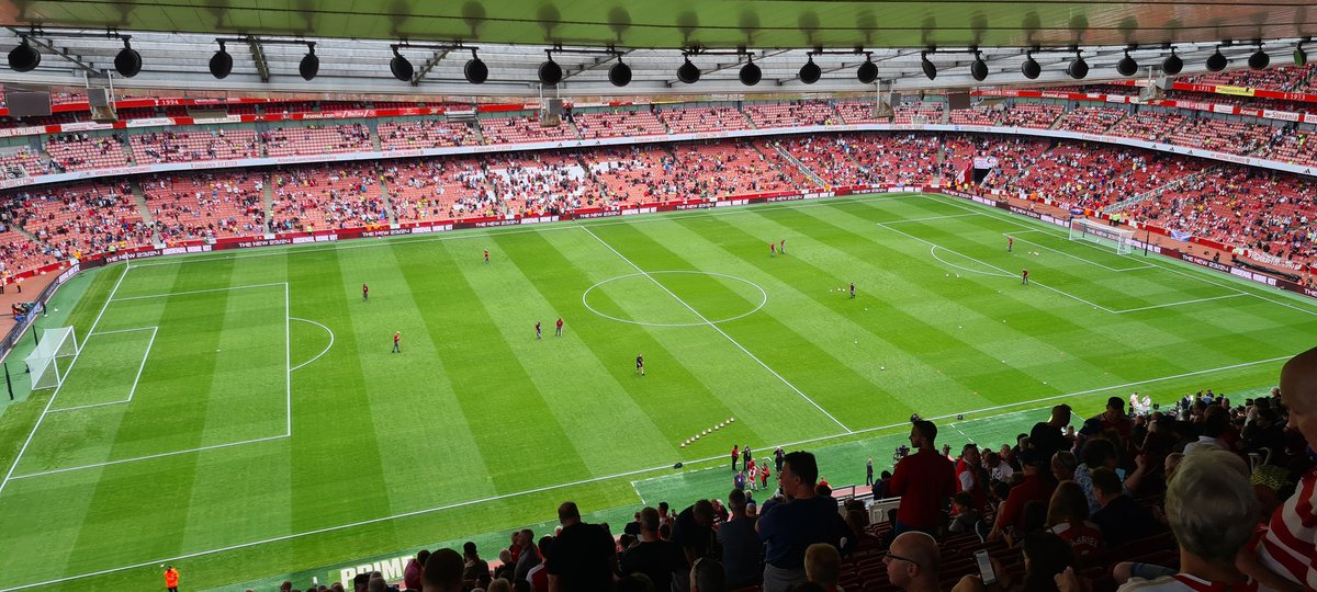 RohanAndre's tweet photo. Getting into the Emirates yesterday was a nightmare but still https://t.co/9jlsxcCYyy