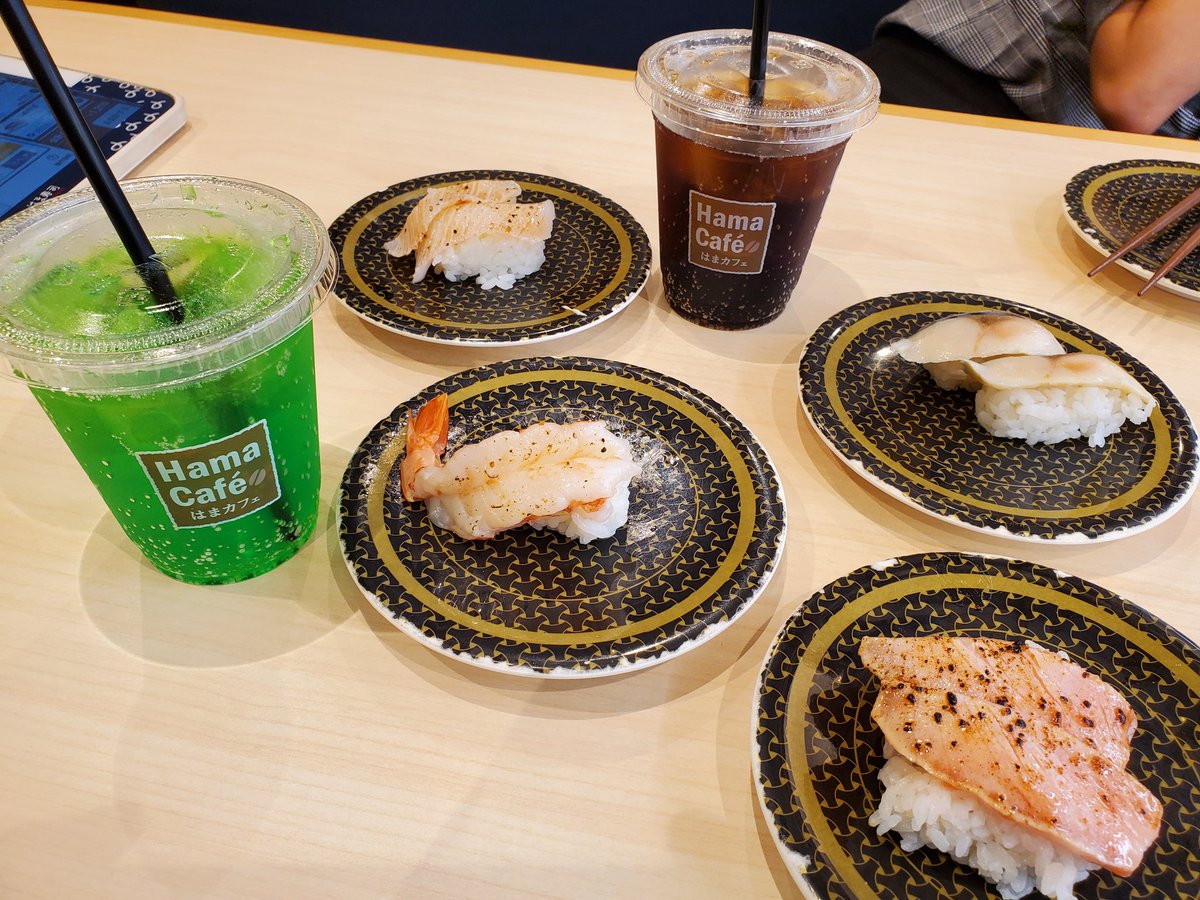 Takepon41's tweet image. 『メロンソーダ🍈しか勝たん』検証第2弾
前回🍈単品だった為 娘に協力頂き #はま寿司 へ(奥さん遅番不在)
Cola&amp;amp;🍈で1貫ずつ飲み比べ
「甘味の種類というか」わかる～‼️よって🍈の勝利🏆️
🚘️だった為🍺試せず次回あり⁉️
まこさんまだなら試してみて
@sushi_suki_desu 
@makomorino 
#703号室
#hv1422