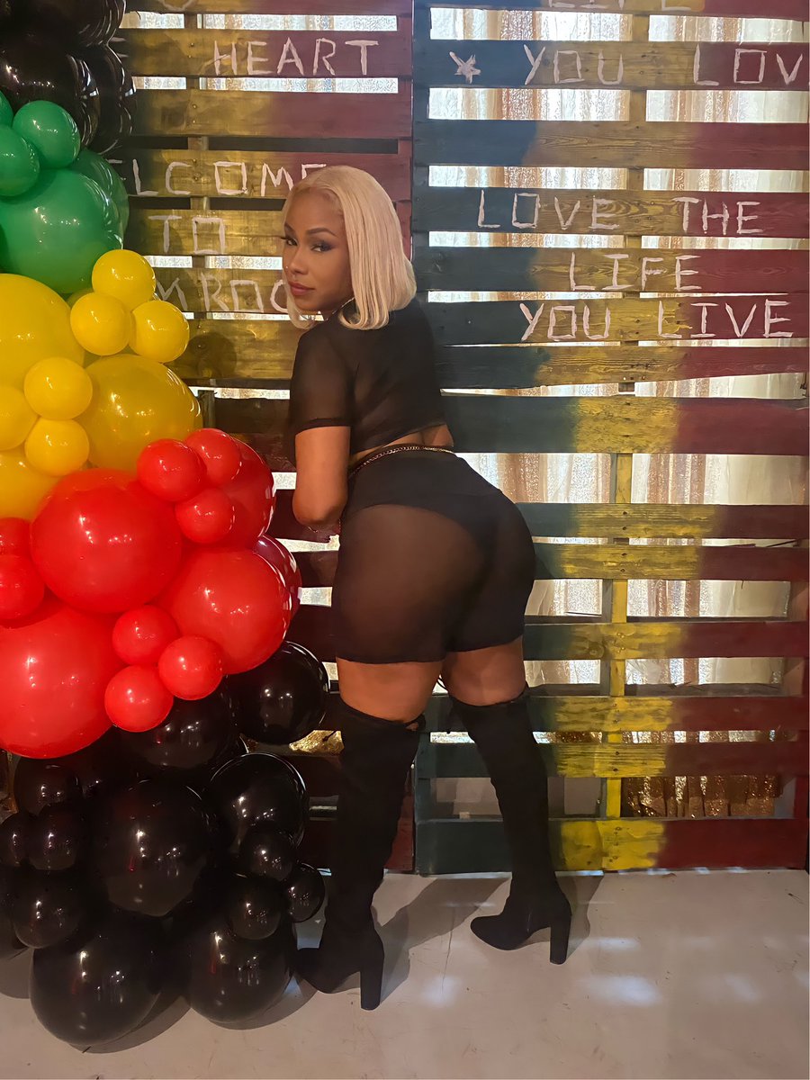 Honey_Sweet1's tweet photo. I went to a Passa Passa Partyyyy π #YoureAMom #ShotBySin πΈπ #NikkisBirthday #BlondesHaveMoreFun ππΌββοΈ #IDidntDrinkTheHennessy πͺπ½ #BackInside https://t.co/ybumqermrP