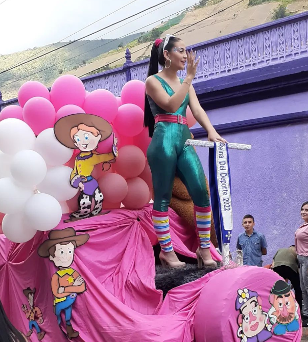 LaPrensaTachira's tweet photo. En fotos | Así fue el desfile de las Ferias y Fiestas El Cobre 2023 realizado el día de ayer 13 de agosto.

El evento arrancó a la 1 de la tarde desde el el sector Juanica, con un recorrido por las principales calles de El Cobre, hasta el sector La Bomba.

📷 @elcobreoficial https://t.co/CPec63DyIi