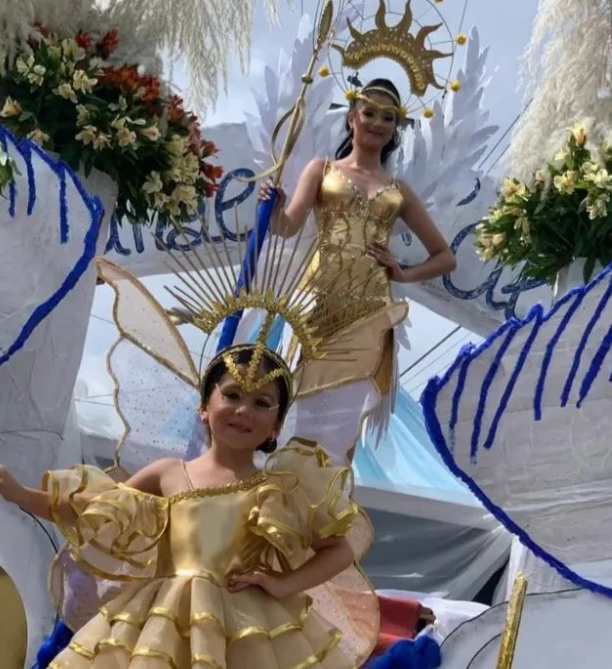 LaPrensaTachira's tweet photo. En fotos | Así fue el desfile de las Ferias y Fiestas El Cobre 2023 realizado el día de ayer 13 de agosto.

El evento arrancó a la 1 de la tarde desde el el sector Juanica, con un recorrido por las principales calles de El Cobre, hasta el sector La Bomba.

📷 @elcobreoficial https://t.co/CPec63DyIi