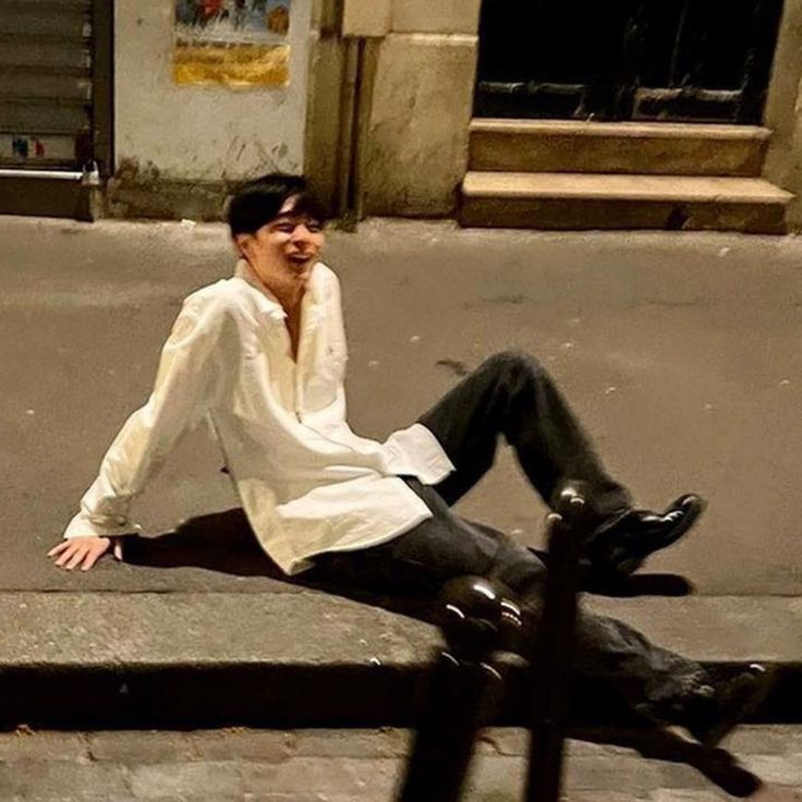 zhouyeee's tweet photo. ⠀
⠀ ⠀   the gf                              the bf https://t.co/i54wqtVn6x