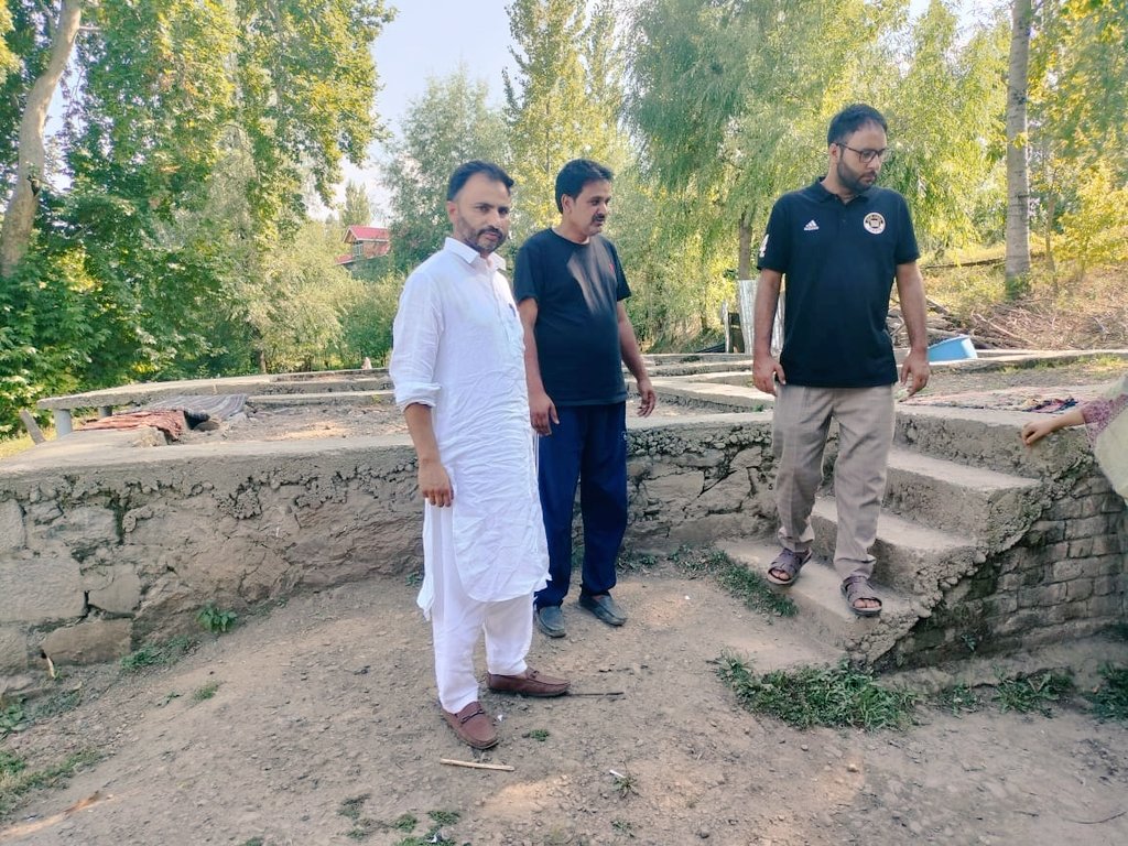 RDD_Ramhall's tweet photo. BDO Ramhall @AhmedZamood visited panchayat Dolipora today . He along with his team Inspected Pmay  sites where houses are under construction . 
#Leaving_no_one_behind 
 #reaching_the_unreached .🇮🇳 https://t.co/l9SNFrYOxP