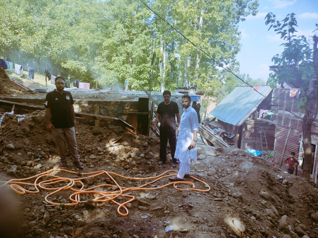 RDD_Ramhall's tweet photo. BDO Ramhall @AhmedZamood visited panchayat Dolipora today . He along with his team Inspected Pmay  sites where houses are under construction . 
#Leaving_no_one_behind 
 #reaching_the_unreached .🇮🇳 https://t.co/l9SNFrYOxP