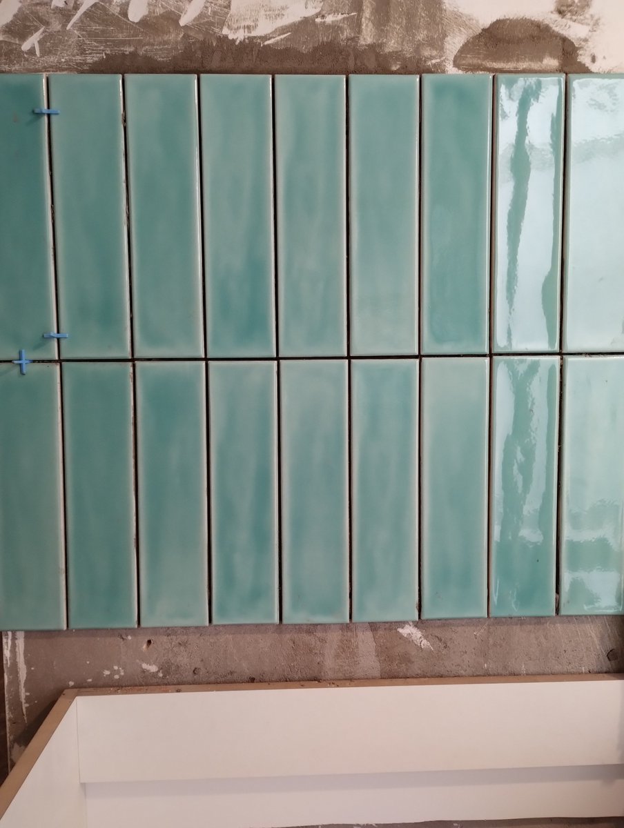 arq_pat's tweet photo. Colocación de cerámicos verde agua, un color muy mediterráneo.  

Les gusta para su próxima reforma?
#reformas #remodelaciones #cocinas #arq https://t.co/6HXQKq3fF2