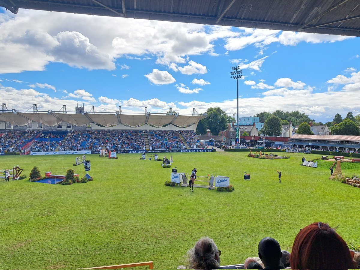 DublinHorseShow's tweet photo. The @Longines International Grand Prix is underway here at the #DublinHorseShow!
Huge excitement around the arena!
#23DHS #Longines #GrandPrix #Elegance https://t.co/3Y70y4ui2K