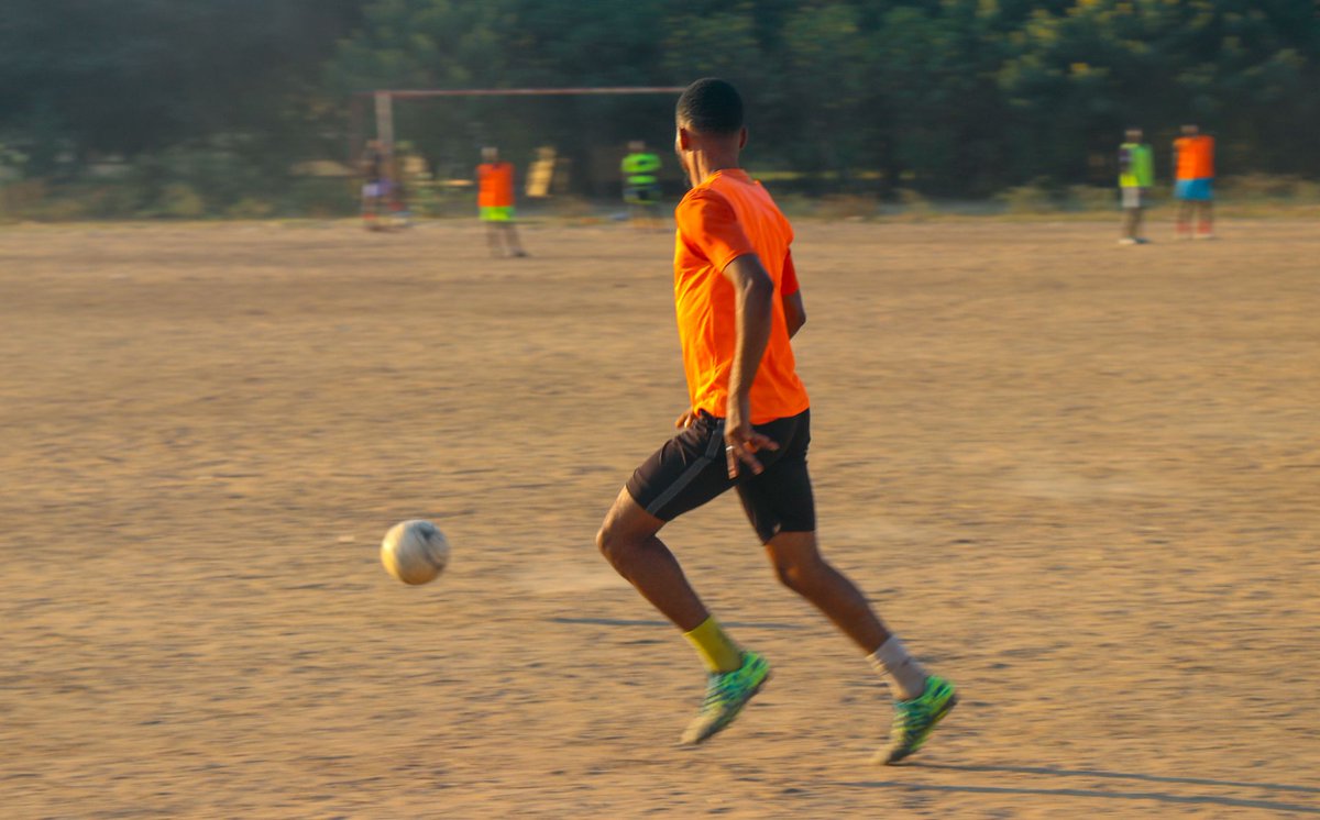UNHCRfrance's tweet photo. "Le football est ma passion. Cela m'aide à oublier ce que j'ai vécu." 

⚽ Tshipamba, jeune réfugié de la RDC, fait partie du @FcTongogara, l'équipe de football de réfugiés qui a atteint la Ligue 2 @online_zifa au Zimbabwe. 
@UNHCRZimbabwe https://t.co/S9j2YNXpEz