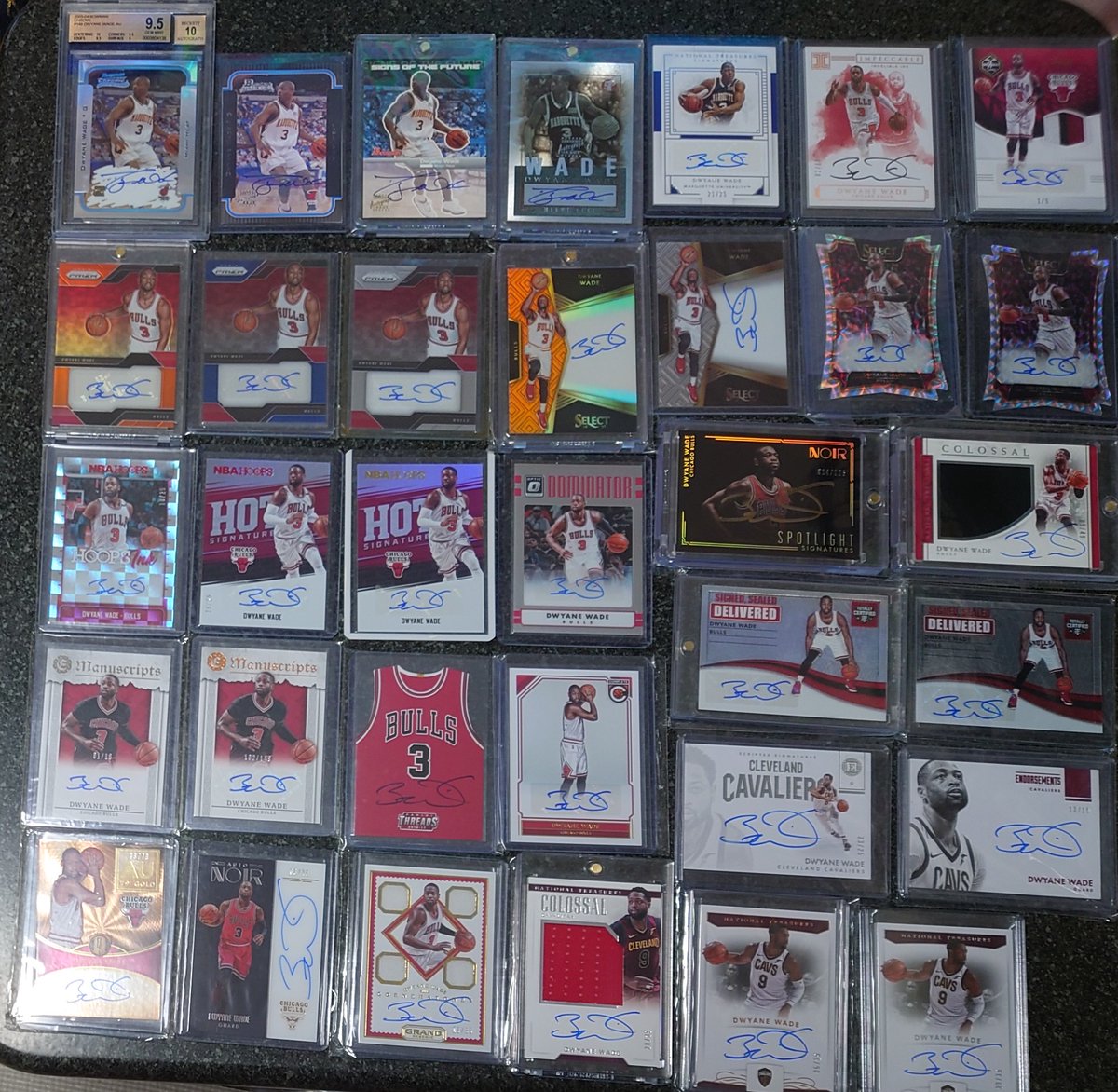 flash3tnksgr's tweet photo. RC→Fleer専属→Topps専属→書かない時代→Panini復活→Chicago移籍→Cavaliers移籍→Heat帰還というStory

Panini自引きは未だなしもこれだけ集まりました。
トレードいただいた皆様に感謝。
引退後の高級祭は嬉しくもあり厳しくもありますが引き続き追いかけていきます🔥
#23HoopClass 
@DwyaneWade https://t.co/CRBorP3VxP