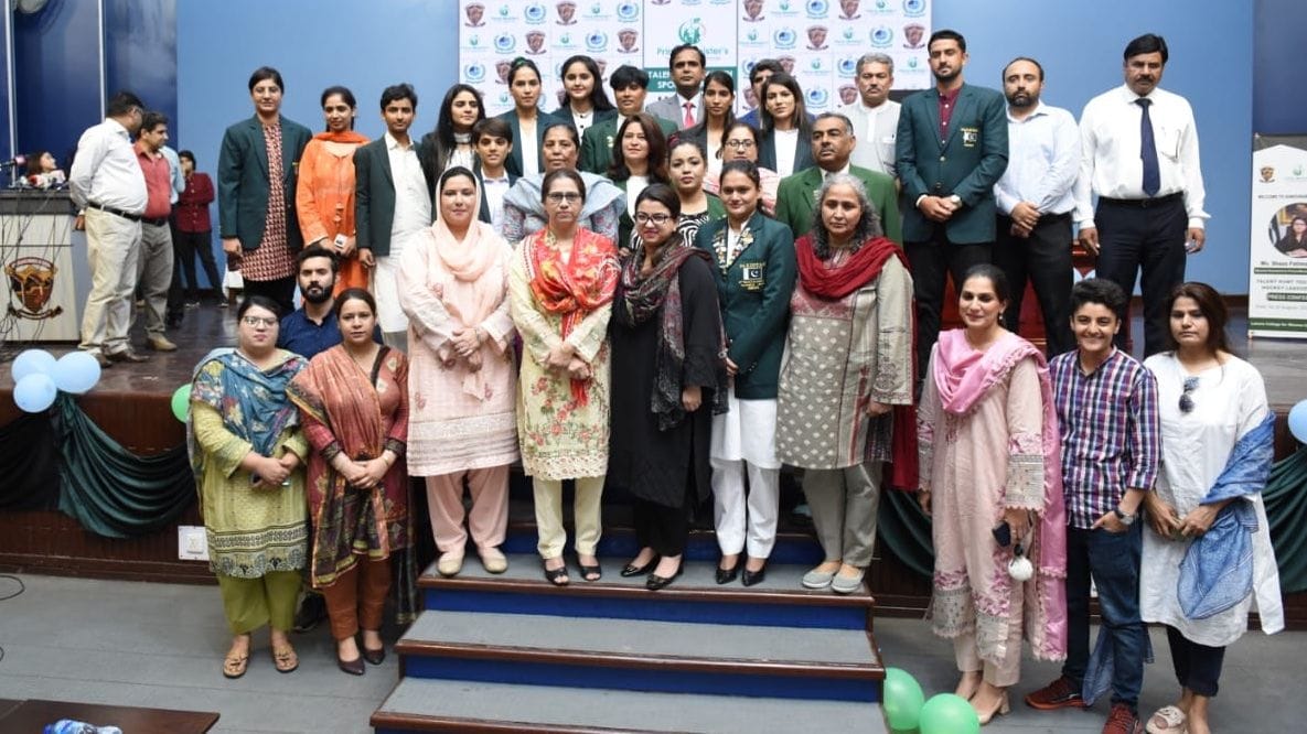 Skpmln's tweet image. The women&apos;s hockey squad from Balochistan is getting ready for the forthcoming Prime Minister&apos;s Youth Talent Hunt Hockey Sports National League..... 
#PMforYouth
#PMYouthProgramme
#بنایا_بھی_سنوارا_بھی