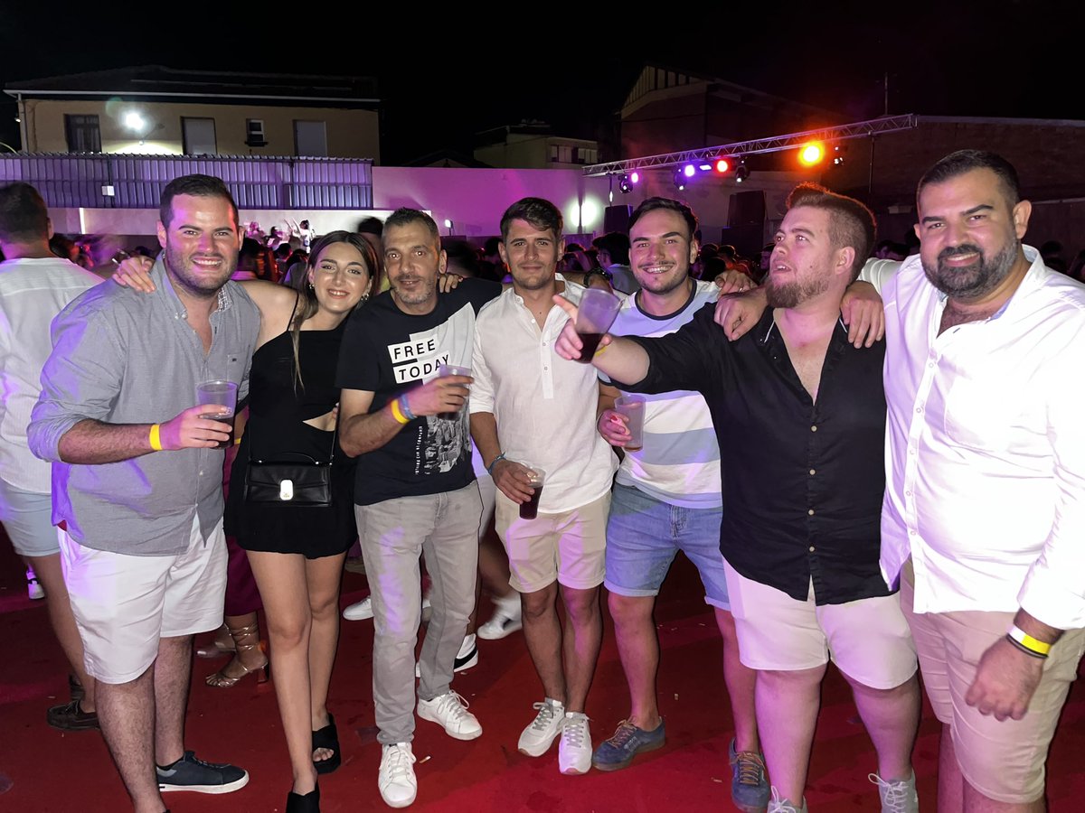 Marinamt99's tweet photo. Más clase que un colegio! 🎺🎶
@AitorMoncayo @cornetoman80 @X_Parracd9_X @Andrestorres_96 @MPG6 @saxofoncho https://t.co/EJzdQeZV4N