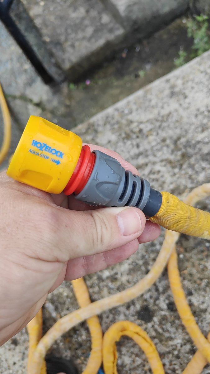 jamiemarsh19's tweet photo. @Hozelock @Hozelock just want to air my frustration at my hozelock hosepipe, after buying a few cheaper brands and them breaking I decided to opt for a more expensive brand being hozelock only for this to happen after 6 months and I can't find my receipt great! Thanks hozelock https://t.co/QqwlwdZqjA