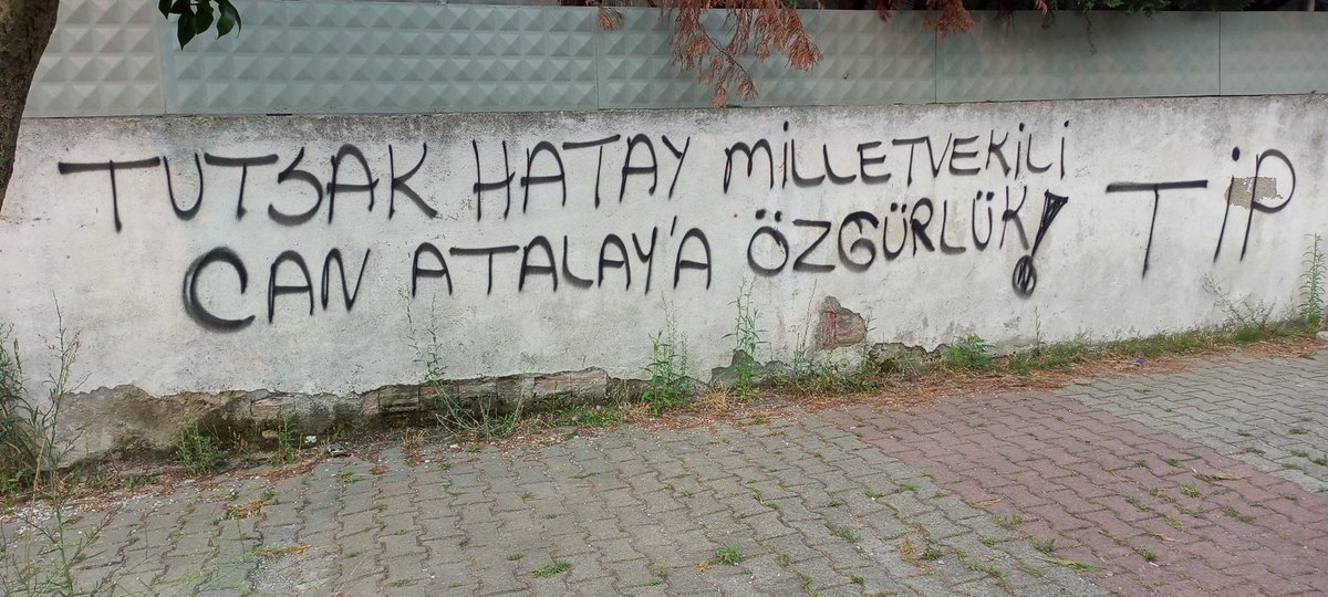 Hatay milletvekili Can Atalay'ın tutsaklığı devam ediyor. Özgürlüğüne kavuşan kadar mücadeleye devam. Birkez de #Sultanbeyli'den sesleniyoruz; Can Atalay'a Özgürlük! #CanAtalayaÖzgürlük