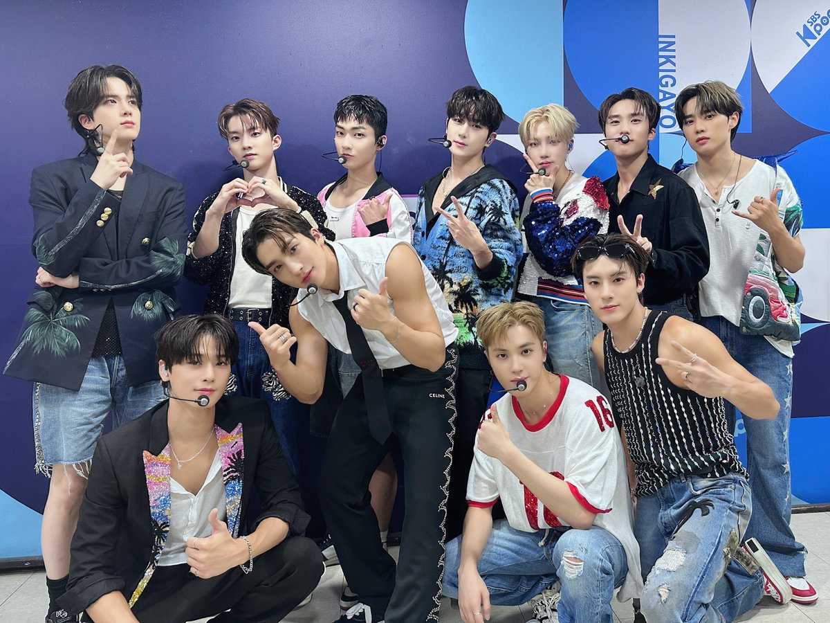 IST_THEBOYZ's tweet photo. [📸] 더보이즈 인기가요 무대 완료😘 Watermelon Strawberry Sugar보다 달콤한 우리 더비🤩 오늘도 더비들과 LIP GLOSS 무대를 함께할 수 있어서 행복했습니다😍 더비 Mwah❣️

#THEBOYZ #더보이즈 #PHANTASY #LIPGLOSS https://t.co/X4kuOmgghW