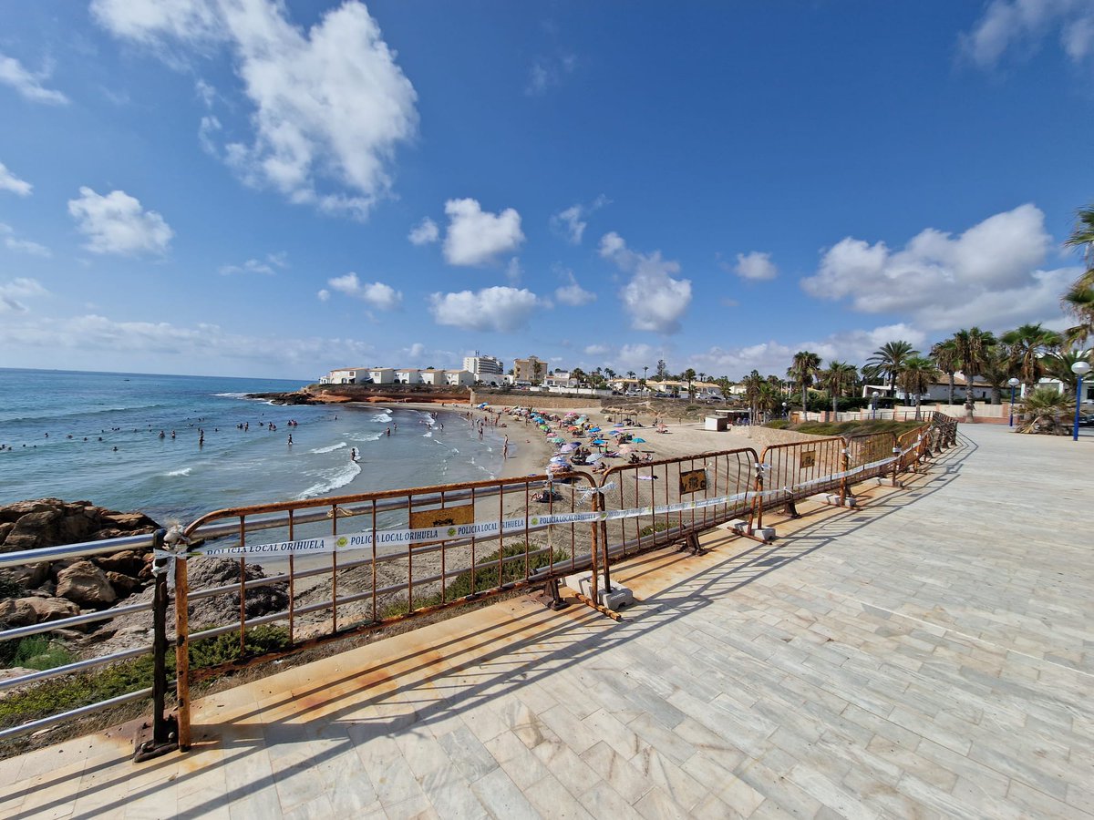 AsociacionVCRL's tweet photo. 🇪🇸Desde hace más de un año, nuestra asociación lleva reclamando la reparación de la barandilla de la explanada de Playa Flamenca
🇬🇧For more than a year, our association has been demanding the repair of the railing on the esplanade of Playa Flamenca https://t.co/2IHiwVvwQe