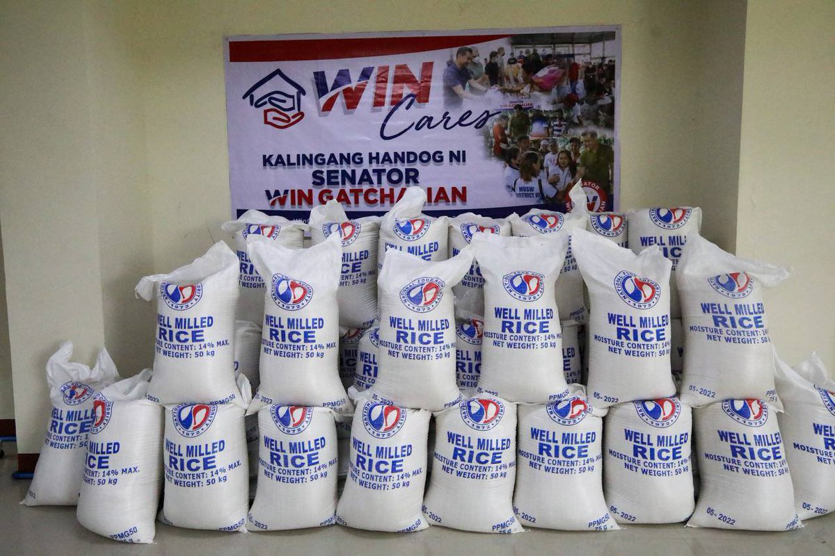 valenzuelacity's tweet photo. SA MGA LARAWAN: Ang ating #VCCares team, sa pangunguna ni Senator WIN Gatchalian, ay nagtungo rin sa Probinsya ng Bataan at Bulacan kahapon, Agosto 12, 2023, upang ipaabot ang donasyon mula sa #PamilyangValenzuelano para sa mga naapektuhan ng bagyong #EgayPH https://t.co/ahKuOvIb0S