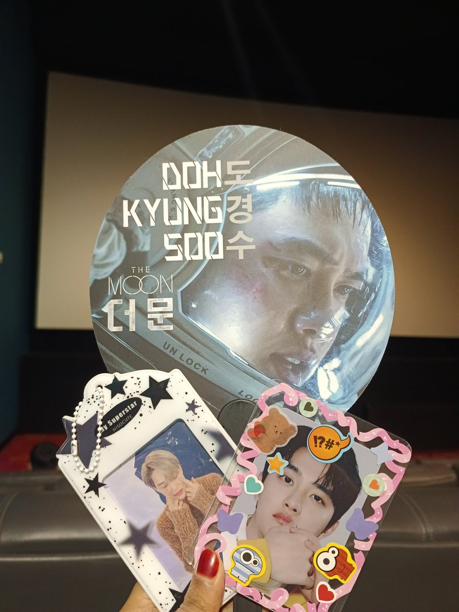 kd_zlin's tweet photo. My first screening event for #TheMoon with fellow EXO-L. Thank you @DearEriCafe 🥰💕 https://t.co/6e8AGB0DIG