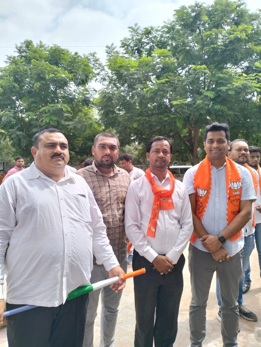 BJP4AhmedabadD's tweet photo. આજરોજ ધોળકા ખાતે ધોળકા શહેર અને ધોળકા તાલુકા મંડળની તિરંગા પદયાત્રા યોજાઈ જેમાં   ધોળકા ના લોકપ્રિય ધારાસભ્ય શ્રી કિરીટસિંહ ડાભી,જિલ્લાના અને મંડળના હોદ્દેદારશ્રીઓ અને કાર્યકર્તા હાજર રહ્યા https://t.co/Ga3UyajhM2