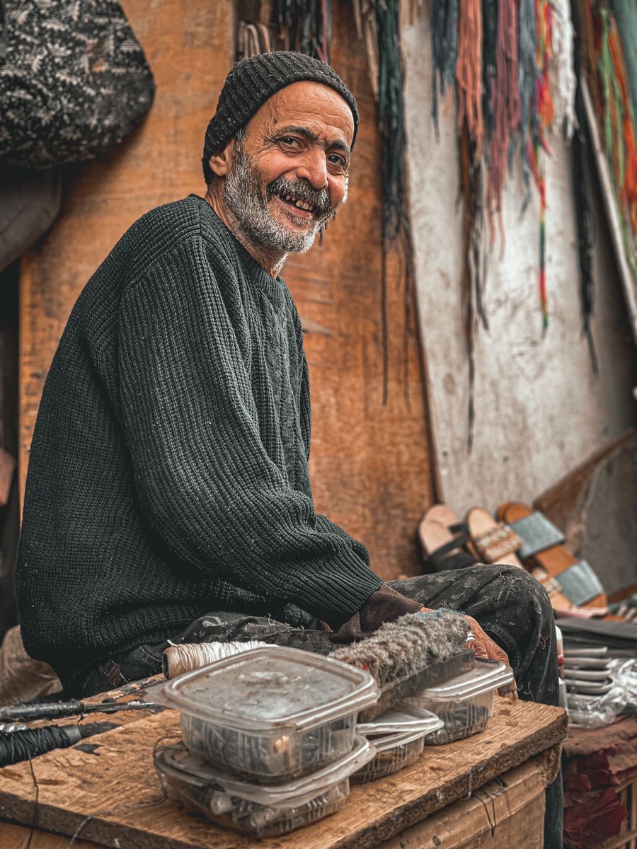 ما اجمل البسطاء...
تجدهم دوما مبتسمين كرماء..
تجمع بهم كل لطف و صفاء..
لا احقاد ..لا غيرة...لا صراعات و لا استنطاع  و عقد و خيلاء..
رفقتهم...بها الراحة ...و النقاء.