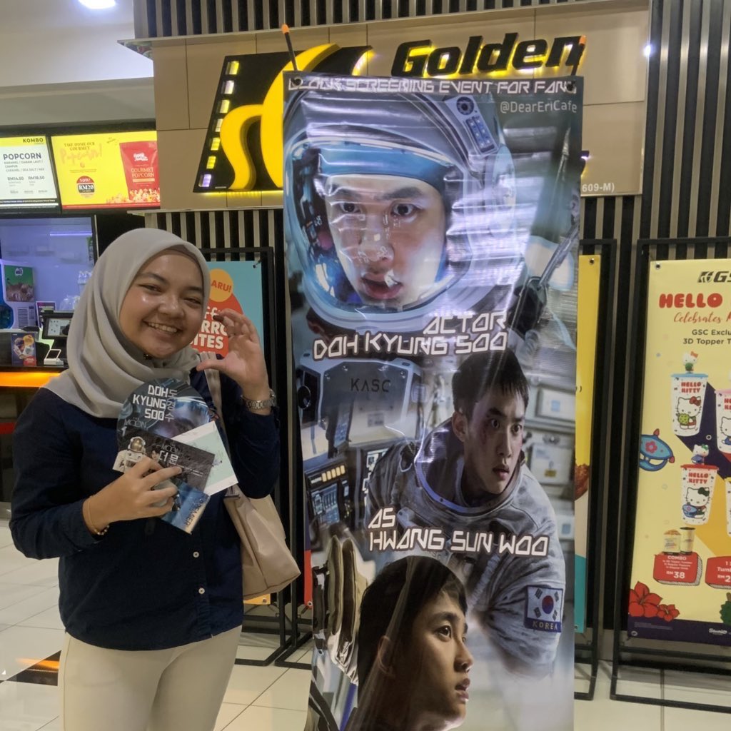 balenciagyeol's tweet photo. risking myself to go alone and had such a good one! thank you @DearEriCafe for #TheMoonDate screening event and the giveawayy, the freebs was definitely the cutest esp the magnet!!! rollercoaster ride for The Moon, not to be biased but 🌟🌟🌟🌟🌟👍🏻🥹💖 https://t.co/9CAlBol0GP