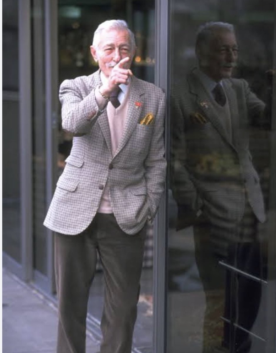 Beşiktaş Şampiyon olmuş tüm televizyonlar akşam yüksek ratingli yayın için peşinde. Hiçbirini kabul etmiyor! Ertesi sabah onu İstanbul Radyosunda karşılıyorum. Radyo 1 yayınında rahmetli efsane Kemal Deniz abiye konuk oluyor ve şampiyonluğu anlatıyor. Popüler TV’ye değil söz