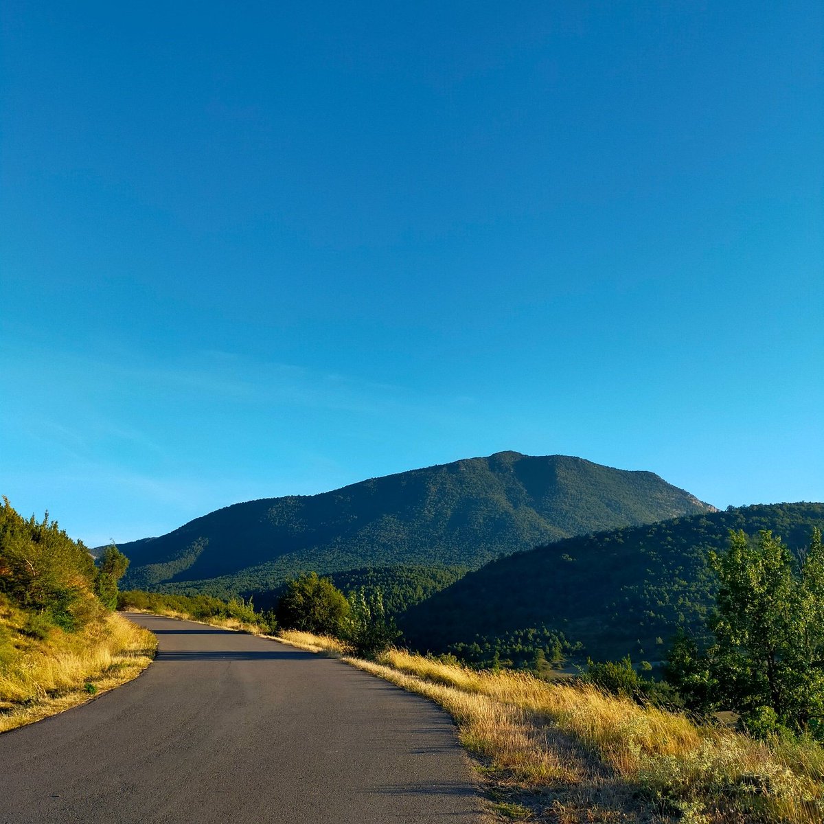 Binacuaa's tweet photo. Majestuoso Cuculo con un cielo azulado ⛰️💙.
#binacuaunica #binacua2023 #binacua #cuculo #montecuculo #cielo #azul #paisaje #jacetania #huesca #aragón #españa https://t.co/LpcYJ2fr8o