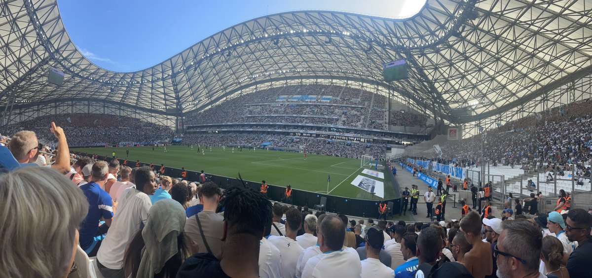 augupir's tweet photo. Le Vel, toujours le plus beau stade d’Europe. 
Photos prises ce 12 août 2023 et le 17 août 2014. 
💙🤍 https://t.co/ngTVvlH5iH