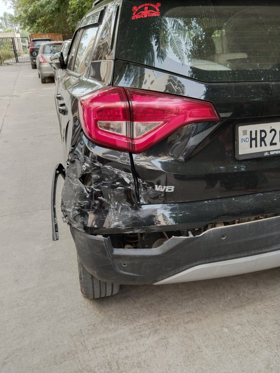 Equities_Fraise's tweet photo. Accident ho Gaya meri car ka, 
Najar lagga di kisi ne.. 
well, all is well.. https://t.co/JP4t8SDtQS