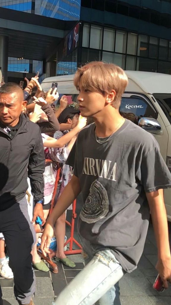 lhcmild's tweet photo. haechan looks so gorgeous with his tan skin <3 https://t.co/8wrP70Jtre