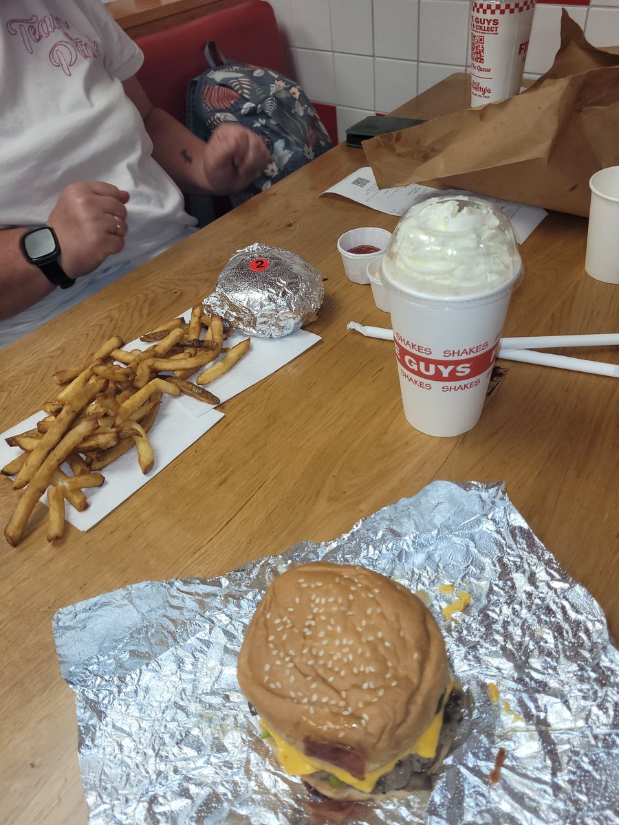 Jimmy_Taylor_06's tweet photo. Absolutely beautiful pre-show lumch at @FiveGuysUK π Helped by a signature @beardmeatsfood #beardshake π https://t.co/AeoksmWszM