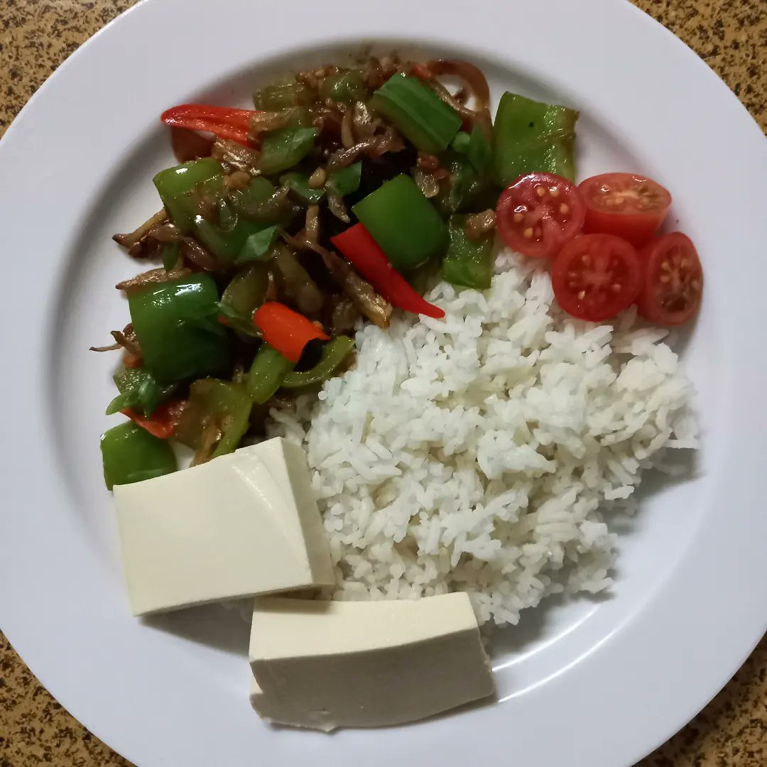 Jessyji00's tweet photo. Shallot slide and anchovy capsicum with white rice #makanansihat #shallot #anchovy #capsicum #whiterice #sidedish #inspiredme #sarawak #malaysia https://t.co/HqdrYCFE9z