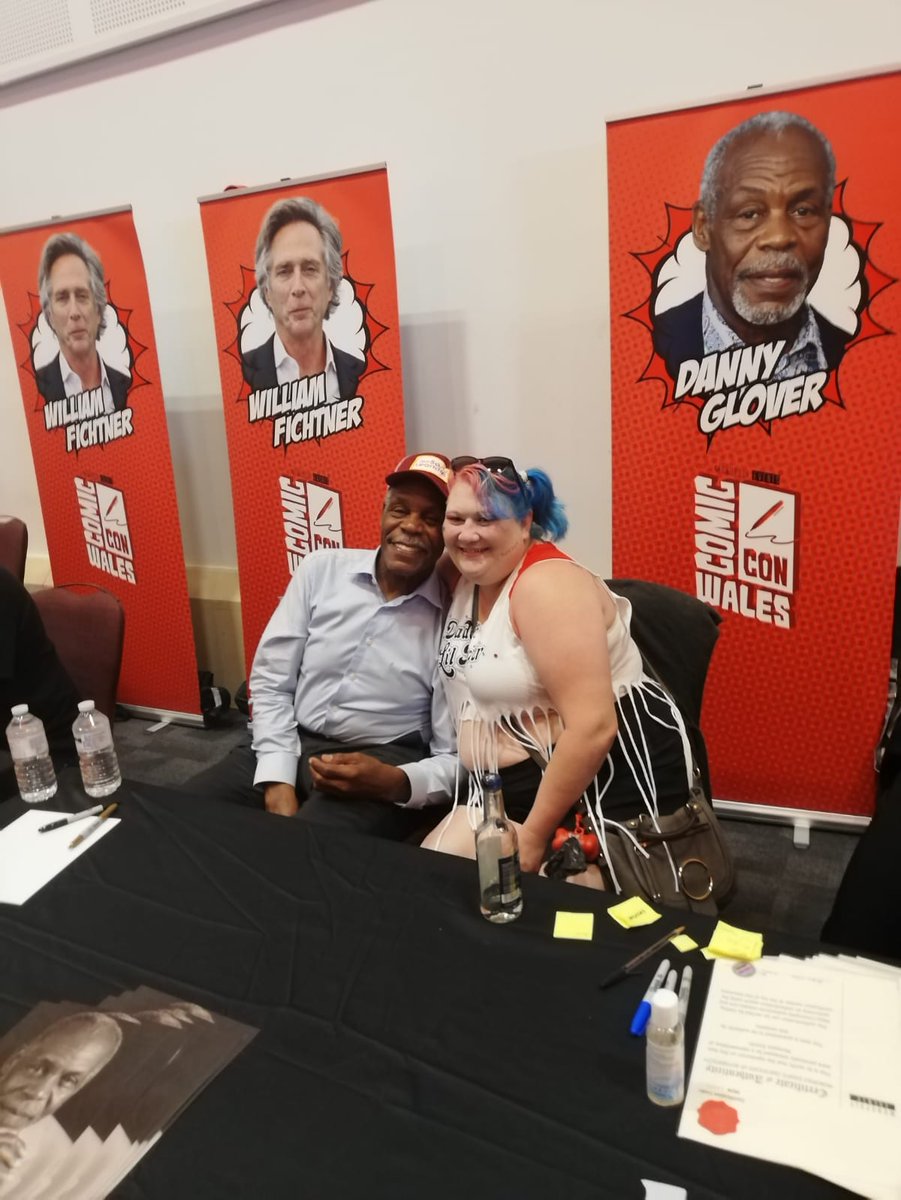 amycummings84's tweet photo. Omg comiccon yesterday Danny Glover asked for a photo with me!! What a beautiful &amp; talented man, was the best moment of my life 😍 What a legend, can't believe I went so shy #IccWales #comiccon #MovieLegend #DannyGlover #FanGirl #lifetimememory https://t.co/n39gI6CQam